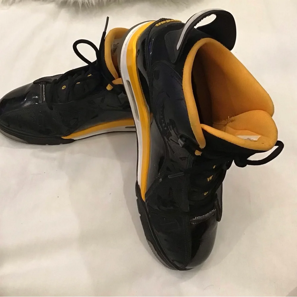 Jordan Men's Black and Yellow Low-Top Sneakers